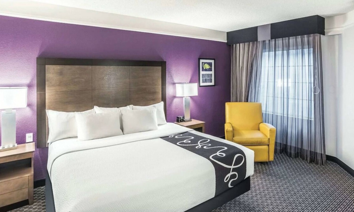 Woodlands Village House | Relax and Unwind! Free Breakfast, Free Parking, Onsite Pool