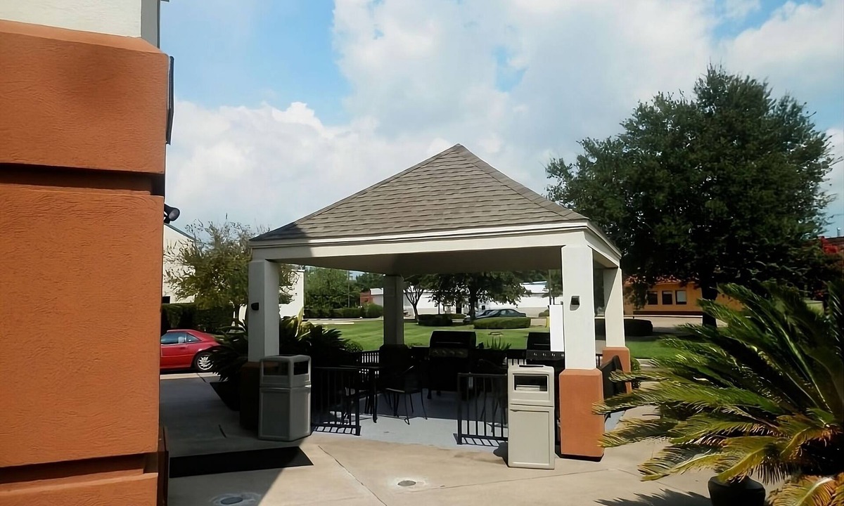 Nassau Bay Hotel | Relax and Unwind! Pet-Friendly Property, Kitchen, Onsite Parking!