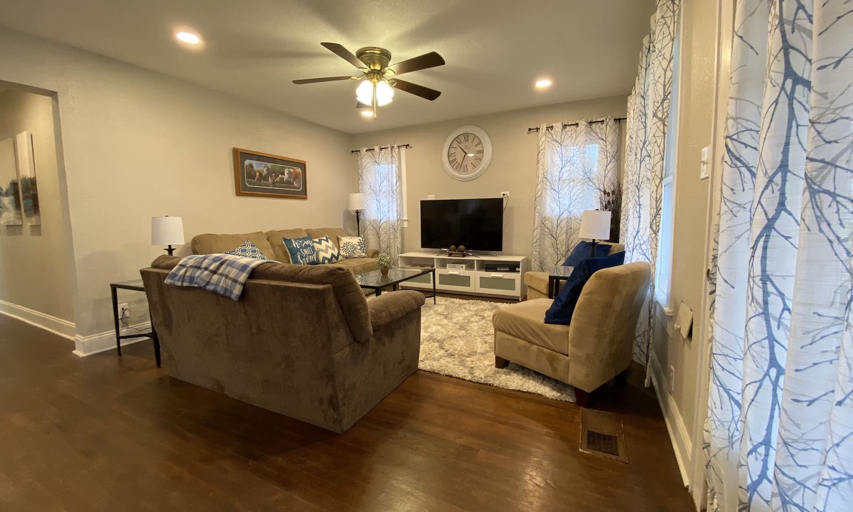Fort Worth Cultural District House | Relax at the Lonestar Lodge! Close to all the fun in DFW!