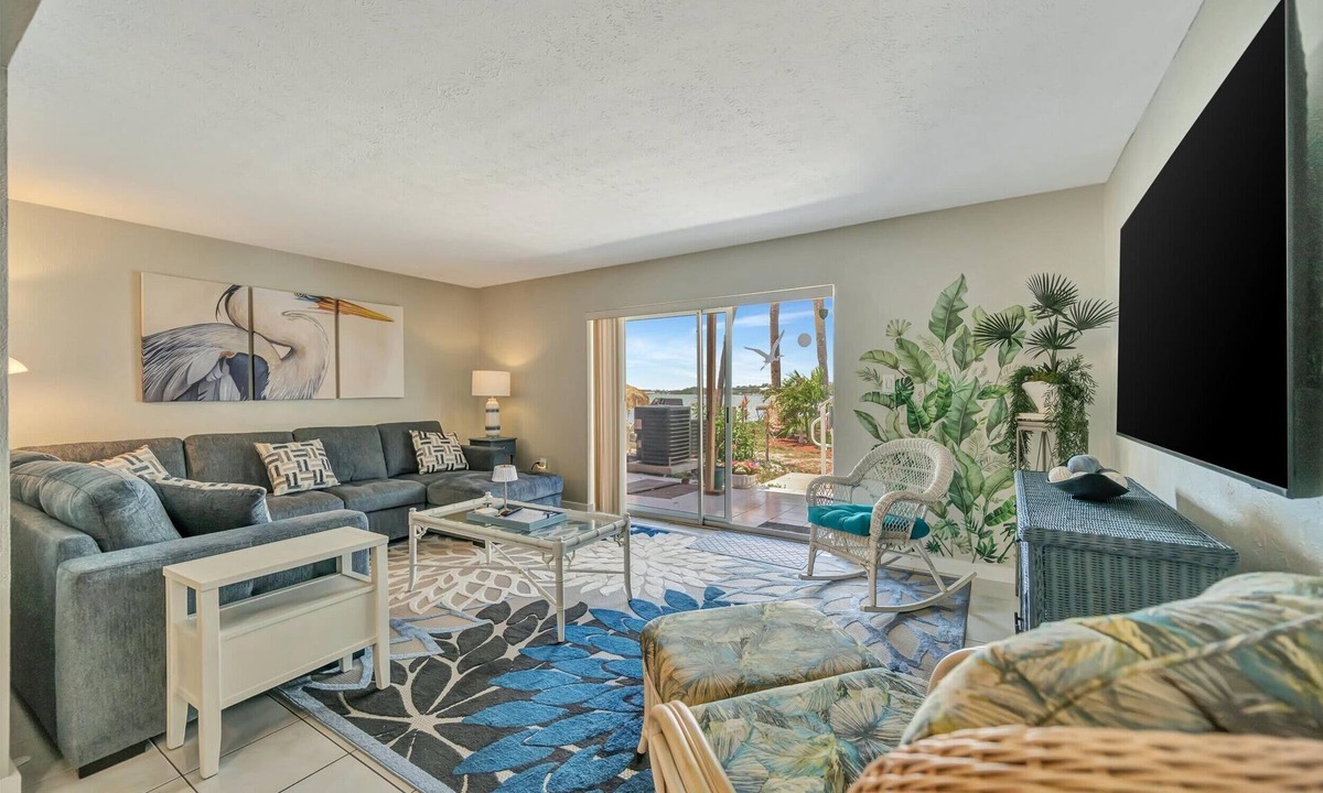 Bayview Condo | Relax Beachside! Tropical Resort Amenities 1B1B