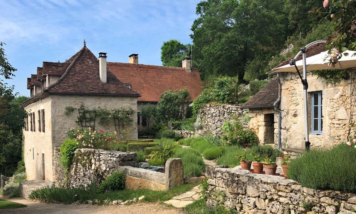Sauliac-sur-Cele Villa | Relax by pool with view over Célé valley