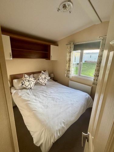 Leysdown-on-Sea Resort | Relax By The Coast - Spacious 6-sleeper Caravan