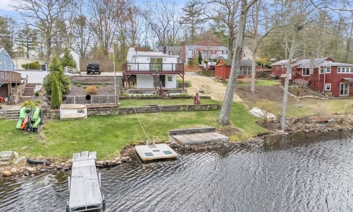 Charlton Cottage | Relax by the Lake - Cozy Lakefront Retreat with Scenic Views