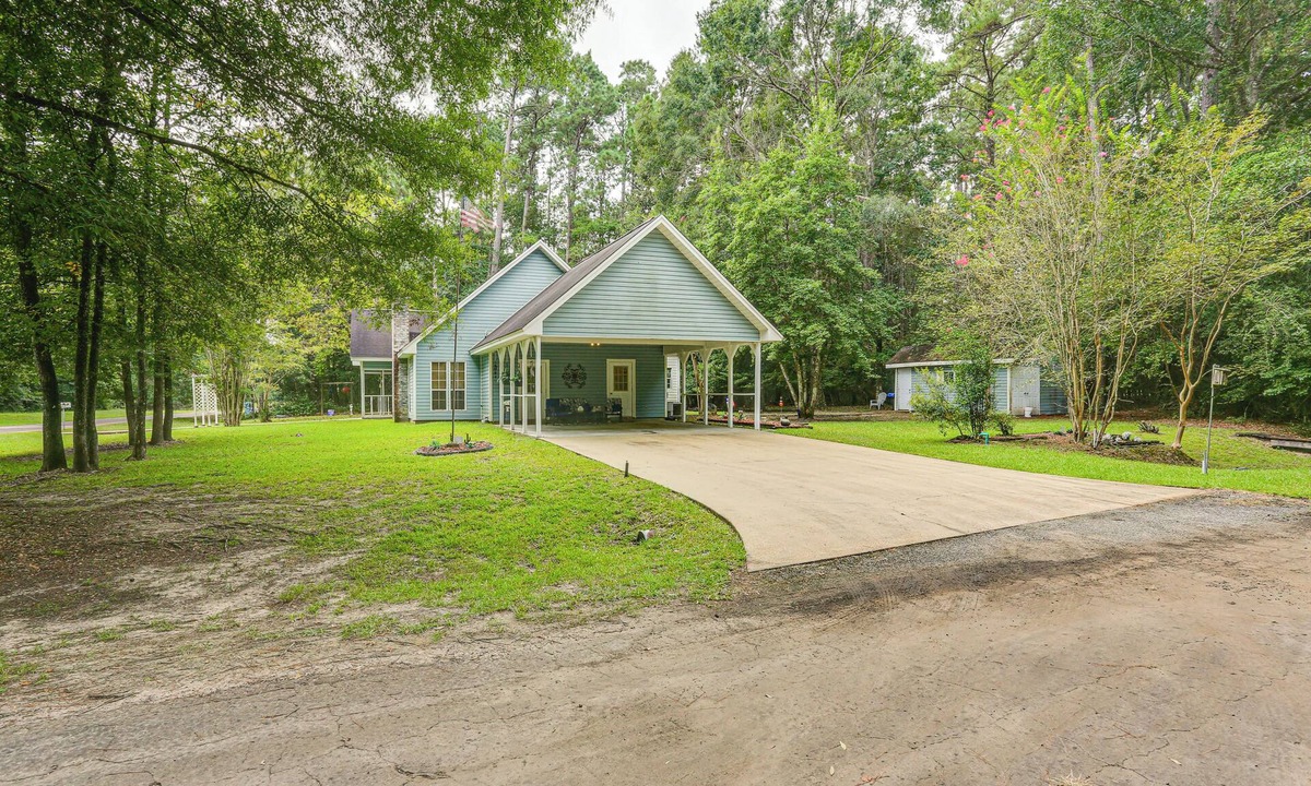 Hillister House | Relax By the Lake: Quiet East Texas Retreat