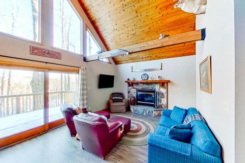 Thompsonville House | Relax by the River