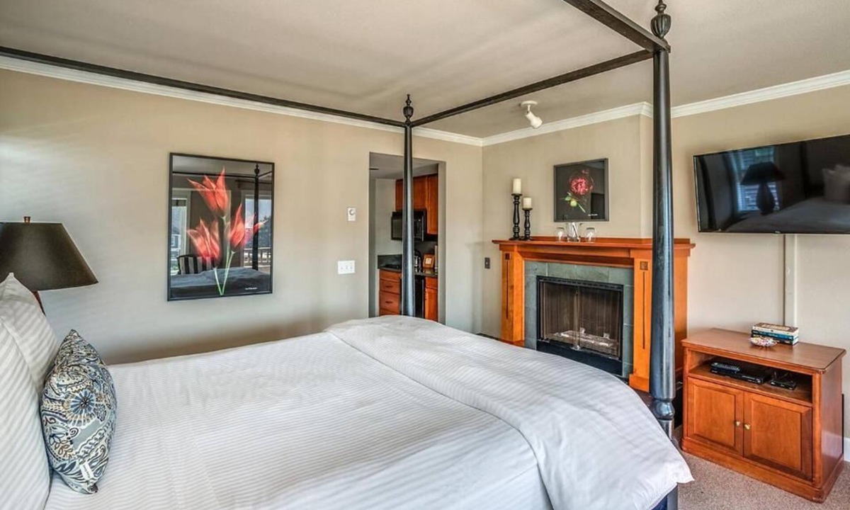 Downtown Cannon Beach Hotel | Relax by the Sea with Haystack Rock Just a Short Stroll Away! Ktichenette