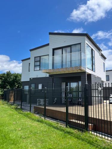Otahuhu House | Relax by the Tamaki River