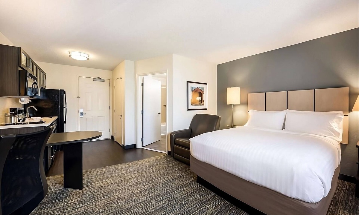 Brentwood Hotel | Relax, Cook & Explore – Perfect for Extended Stays