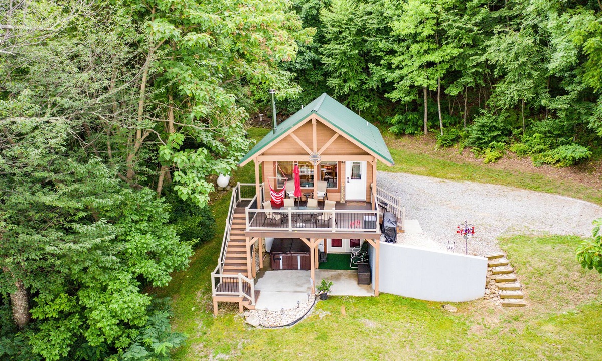 Amherst Cabin | RELAX - HOT TUB & GORGEOUS MOUNTAIN VIEWS