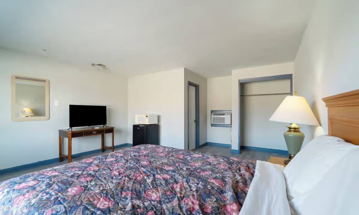 Clute Hotel | Relax in a Homey Room Near Local Attractions, Brazosport Museum Nearby - 2 Rooms