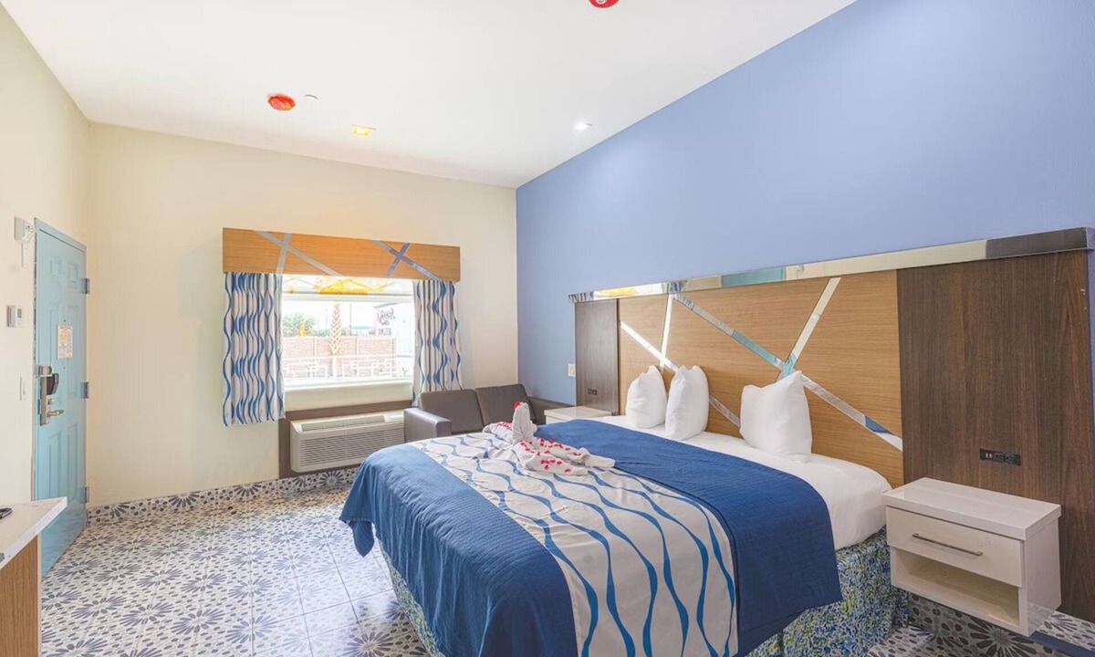 George Bush Park/Eldridge Hotel | Relax in a King-Bed Room with Kitchen Near Waterwall Park & Constellation Field