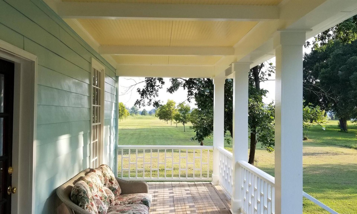 England Cottage | Relax in a Pecan Orchard with Starlink Internet 15 min. from Airport