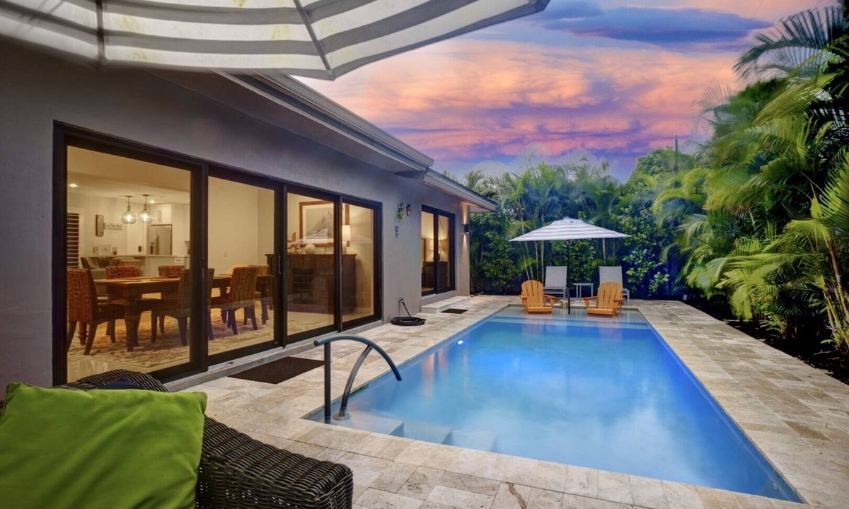 Central Corals House | Relax in Luxury - 3 Bed, 2 Bath Oasis with Pool