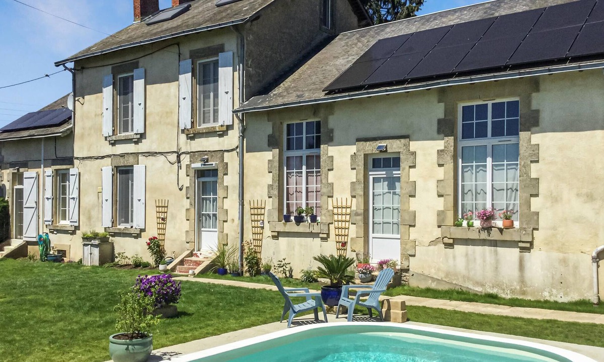 Loge-Fougereuse House | Relax in this quiet and comfortable studio.