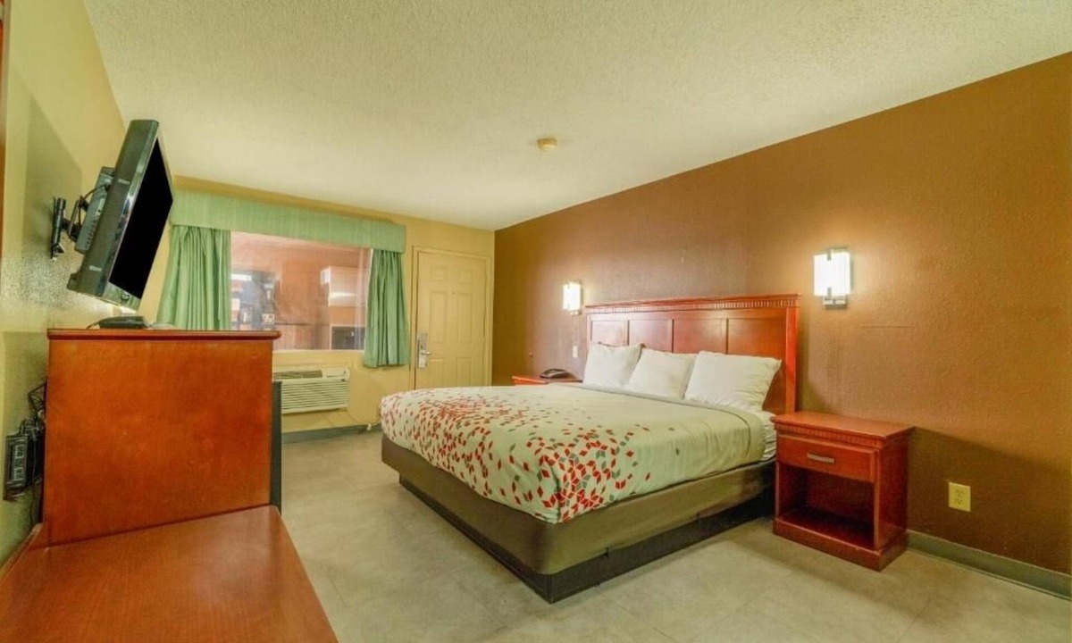 Denver City Hotel | Relax in Well-Equipped Room Perfect for Nearby Exploration
