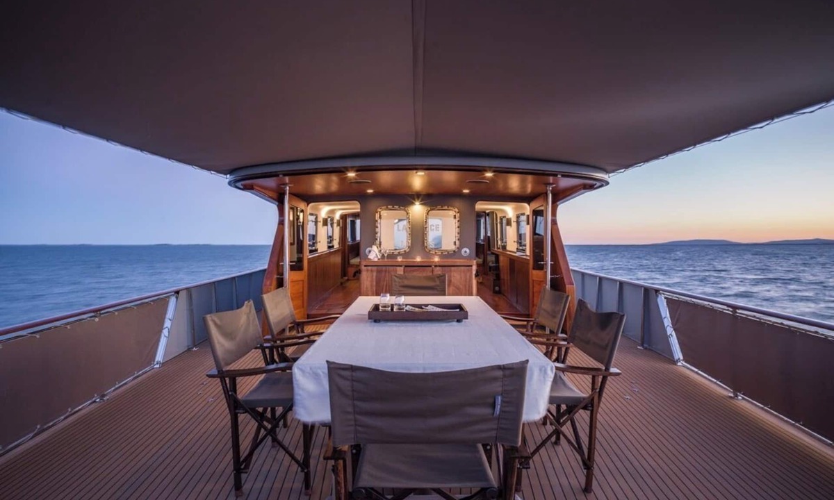 Sant Carles de la Rapita Boat Rental | Relax on a stunning classic motor yacht in a soothing waterfront setting