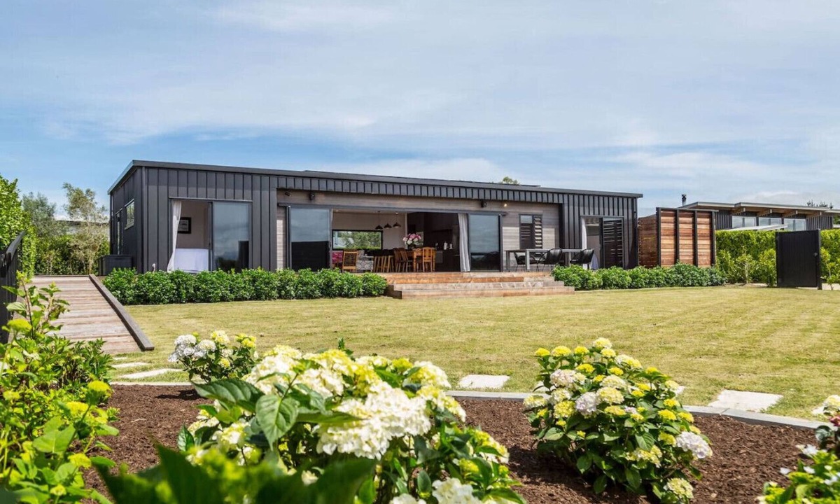 Martinborough Apartment | Relax on the Deck, Martinborough