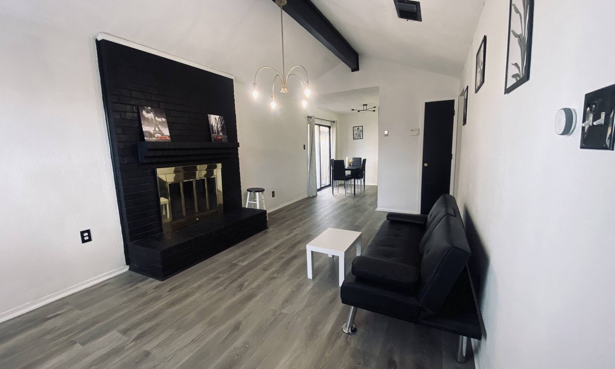 Fort Worth House | Relax & peaceful house fireplace