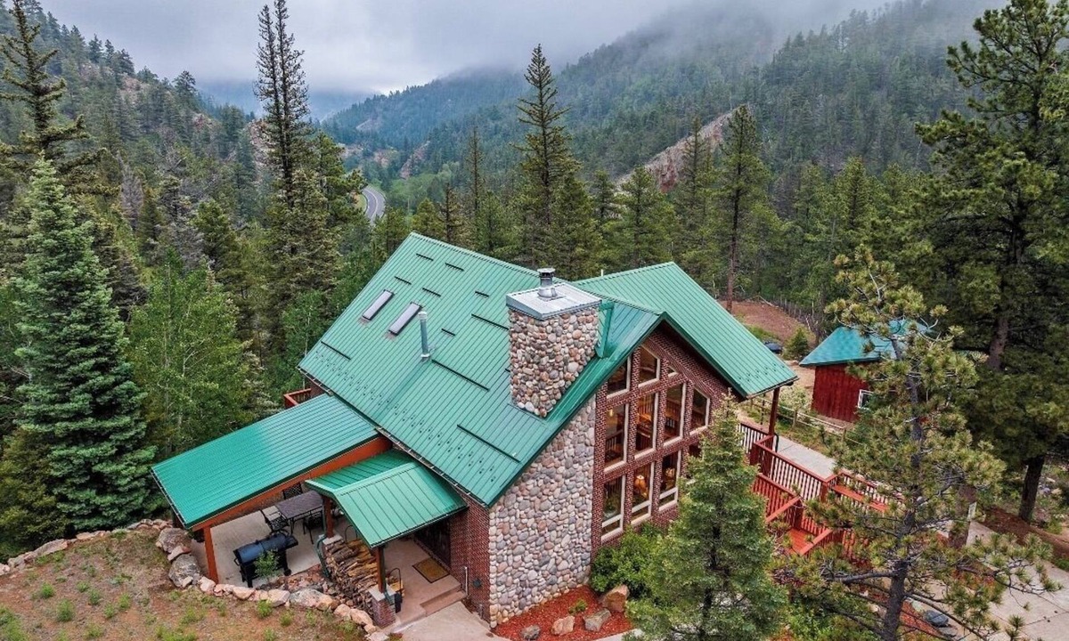 Custer County Ski Chalet | Relax, recharge and rejuvenate at Star Wrangler!