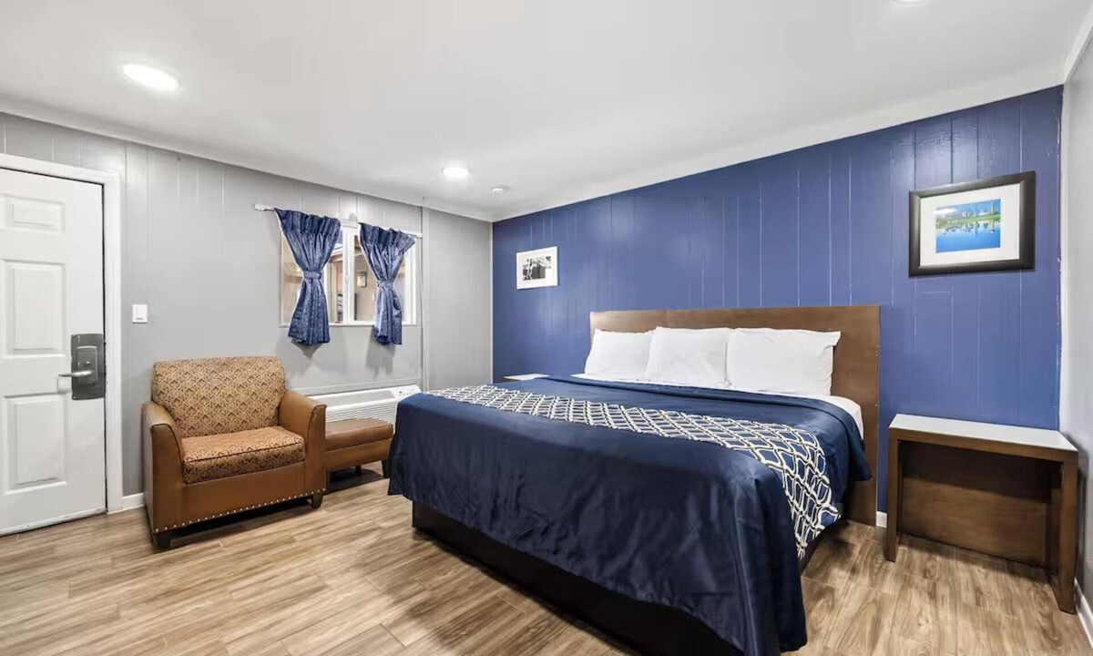Cleburne Hotel | Relax + Recharge in Budget-Friendly King Room Near Local Attractions