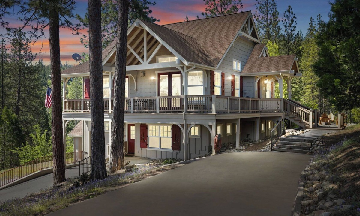 Groveland House | Relax & Refresh near Yosemite! Stunning Pine Mountain Lake Chalet