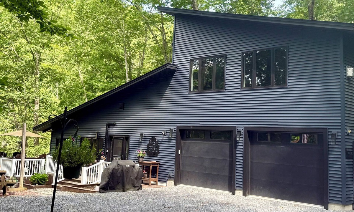 Leicester Cottage | “Relax, Refresh, Unwind “ small quiet camp on Fern Lake