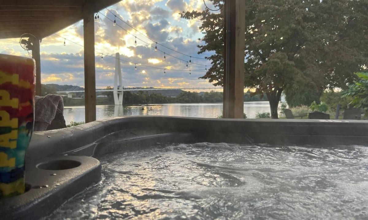 Russell House | Relax @ Rivertime w/a River & Bridge view + HotTub