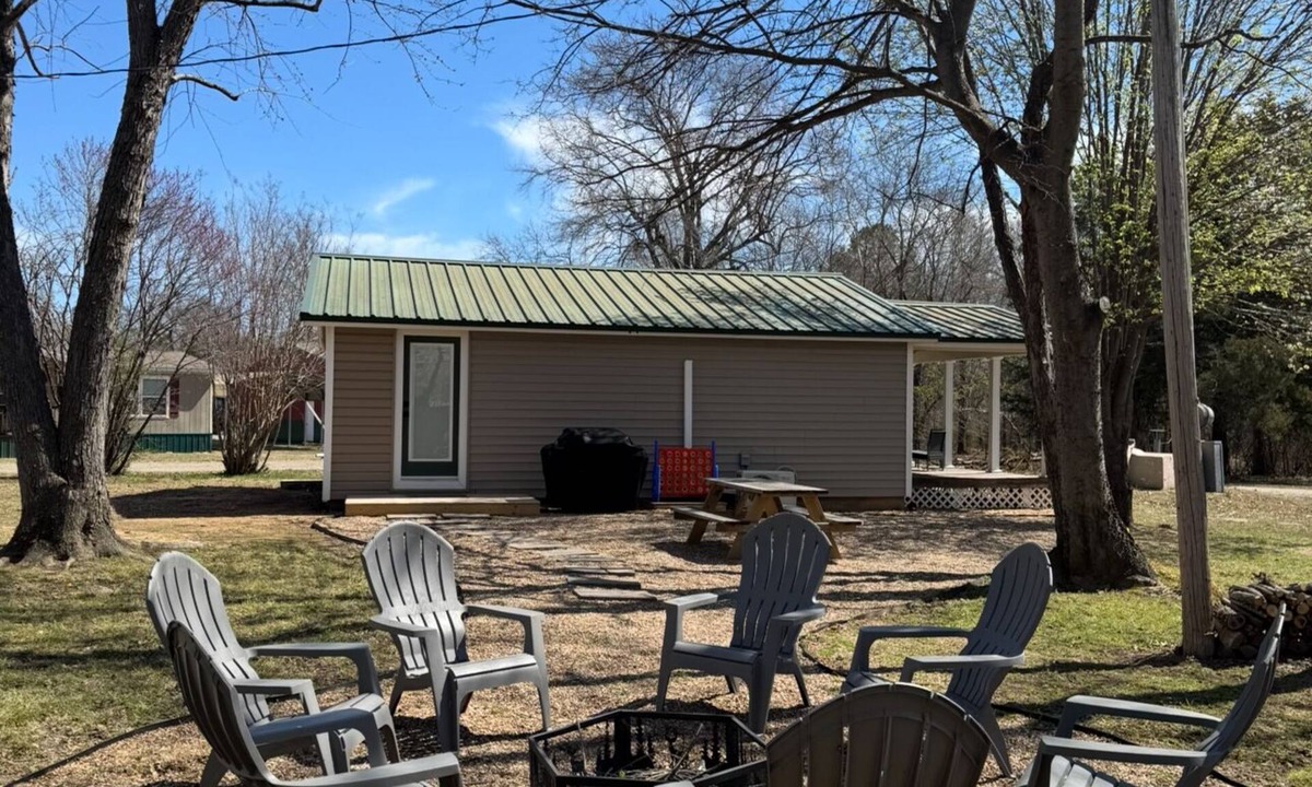Longtown Cabin | Relax & soak up the lake life!