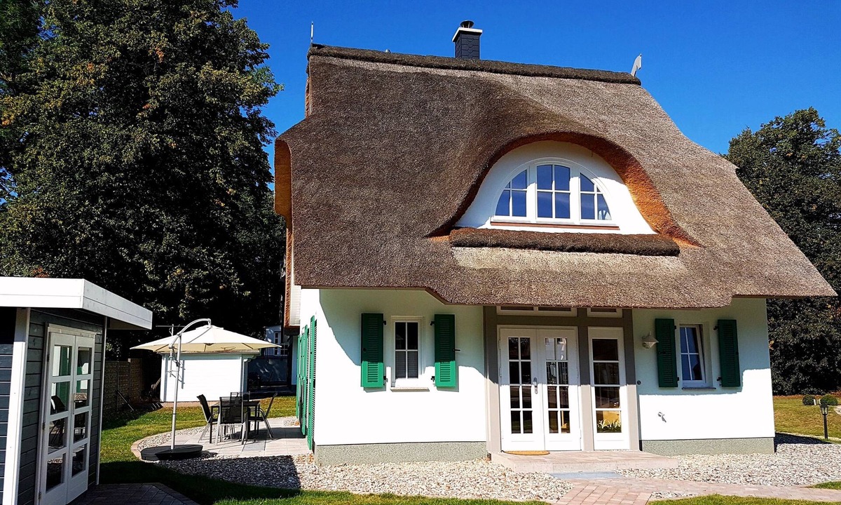 Rerik House | Relax under thatch with sauna, fireplace and sea - 5 star holiday home