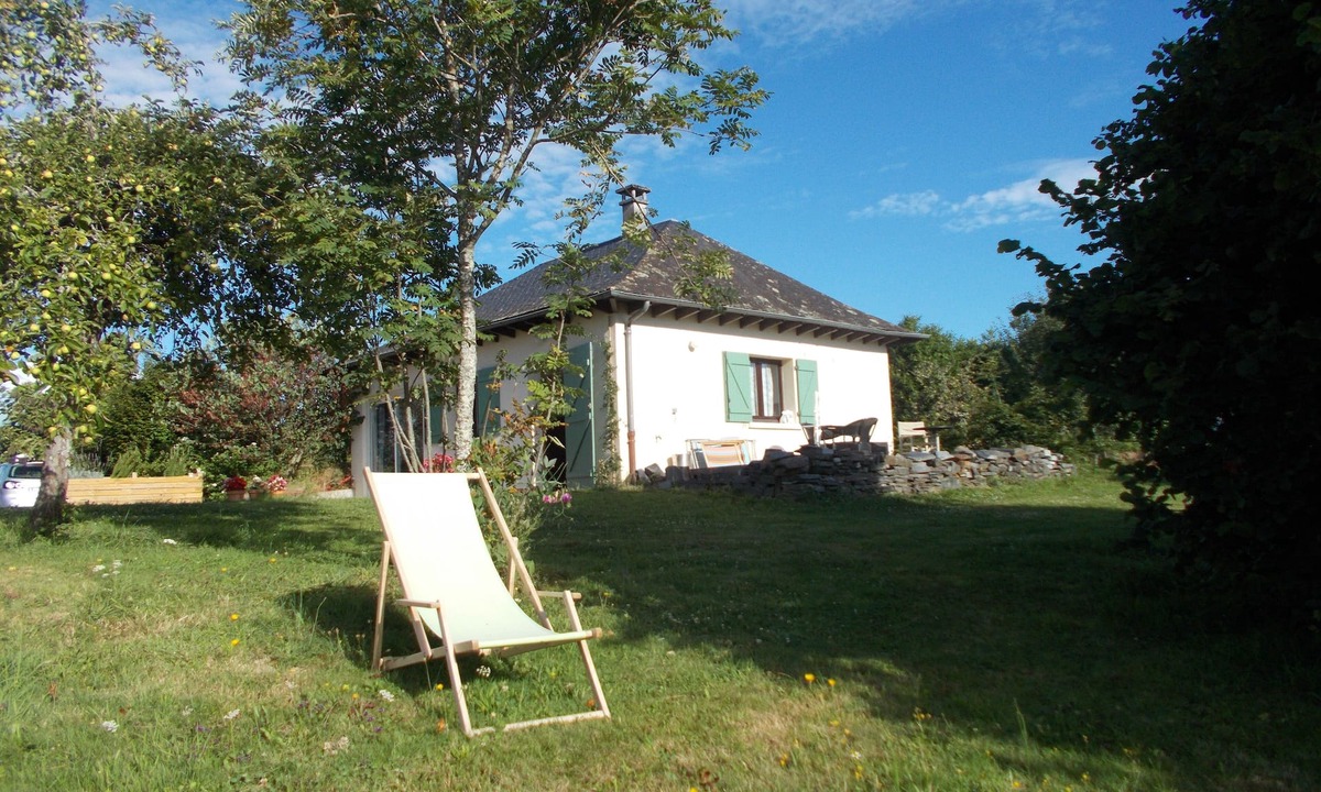 Sainte-Fereole House | Relax under the walnut tree,