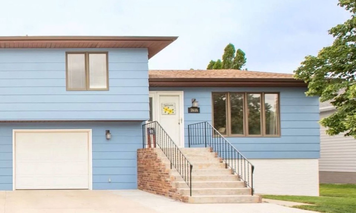 McCook House | Relax, Unwind, and Stay at Centennial Getaway in McCook, NE
