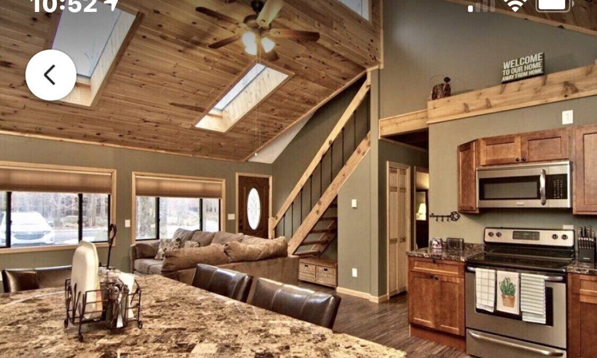 Lake Ariel House | Relax with your pooch