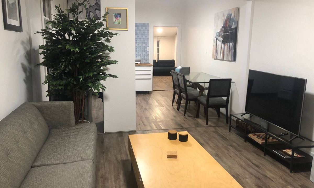 Hoover - Foster House | Relaxed and Spacious 2 BR Apartment with a Patio