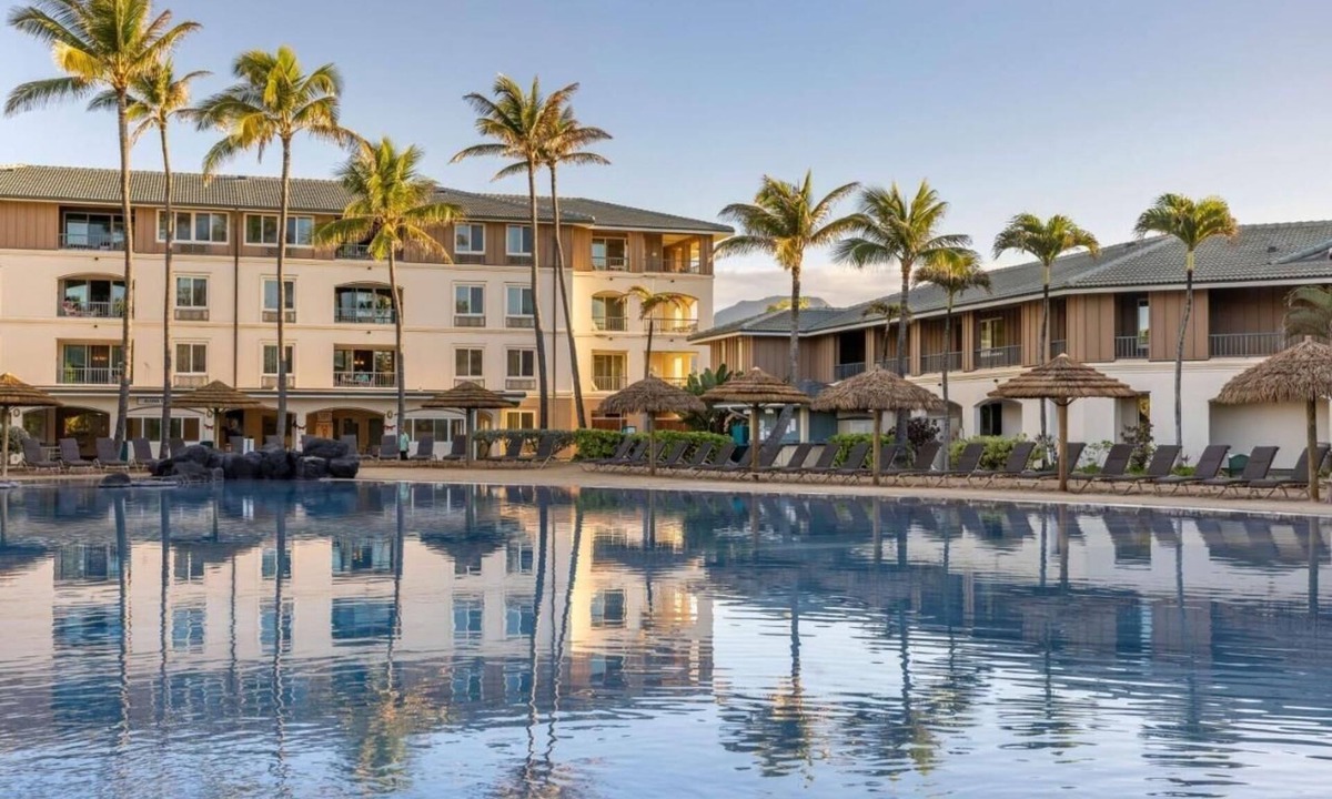 Poipu Hotel | Relaxed Suite Near Shipwreck Beach + Parking & Pool Access + Kitchen