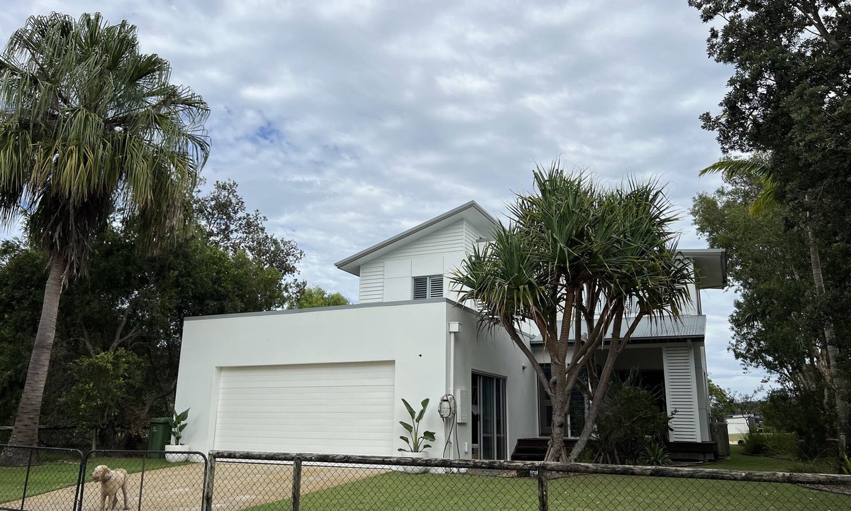 Gold Coast House | Relaxing Waterfront Home with Beach Vibe