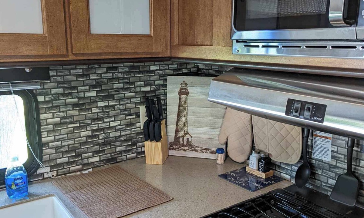 Severn House | Relaxing 1 bedroom 2019 Camper beside the Seven River