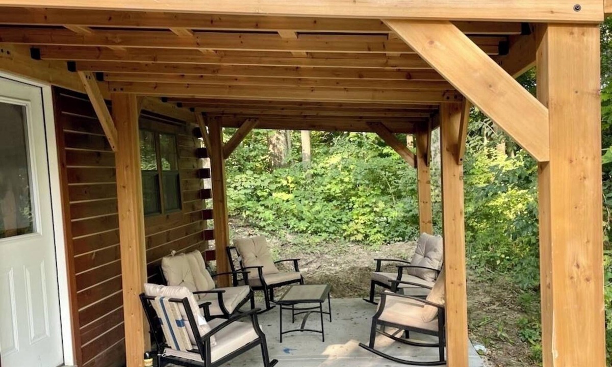 Viola Cabin | Relaxing 1-bedroom cabin with Loft, AC & WiFi on 5 acre timber w/trails & views