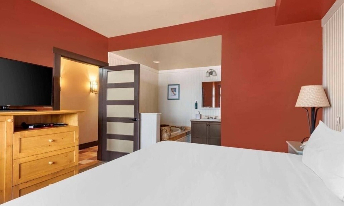 The Blue Mountains Hotel | Relaxing 1-Bedroom Stay with Balcony and Kitchenette Convenience