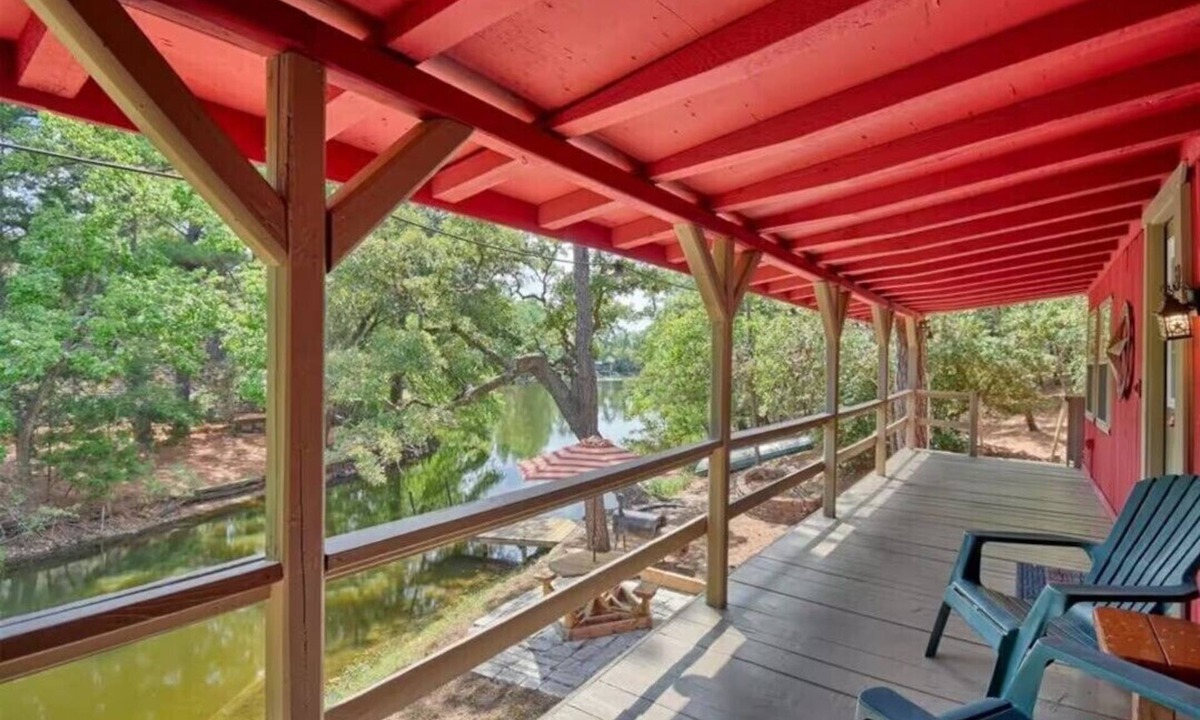 La Grange Cabin | Relaxing 2-bedroom cabin on Lake Jean