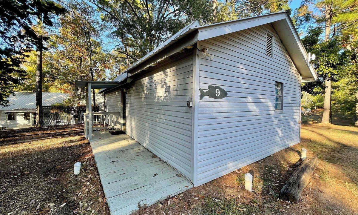 Zwolle Cabin | Relaxing 2-Bedroom Cabin with Vaulted Ceiling, Kitchen & Firepit
