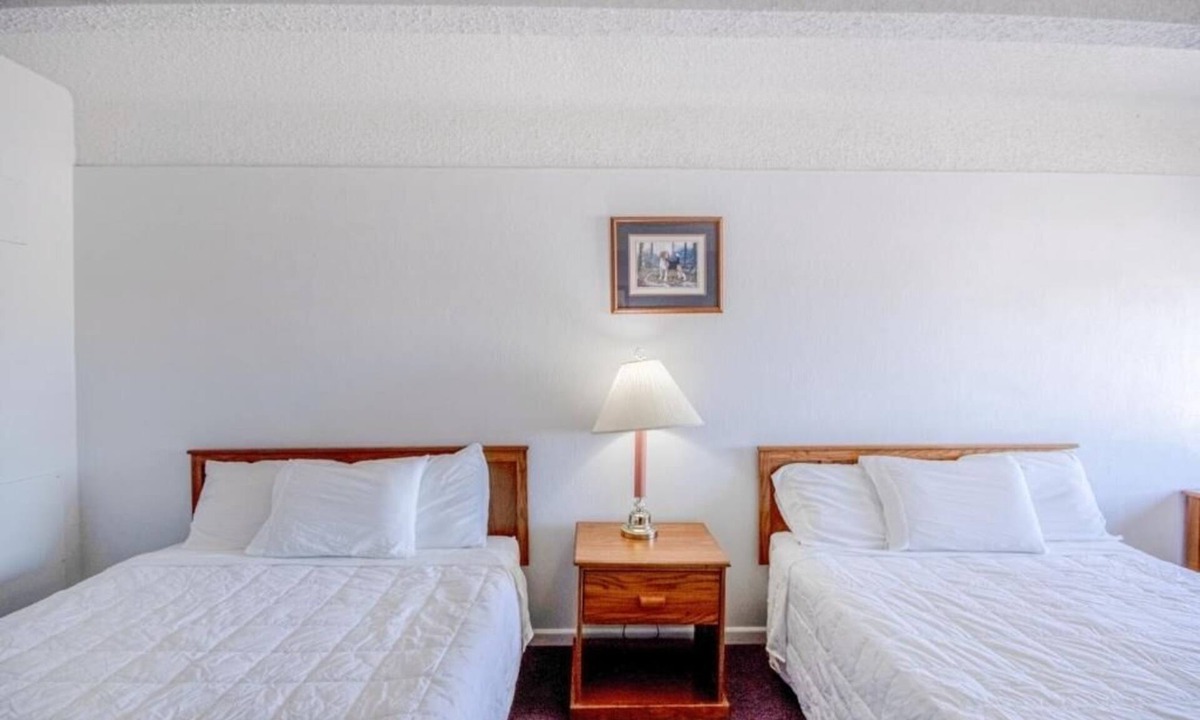 Osborne Hotel | Relaxing 2 Queen Beds Stay Near Local Dining