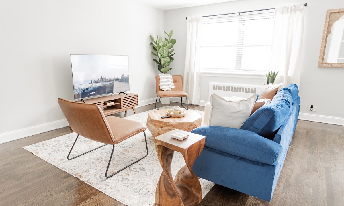Rogers Park Apartment | Relaxing 2BR Apartment in Lively West Rogers Park
