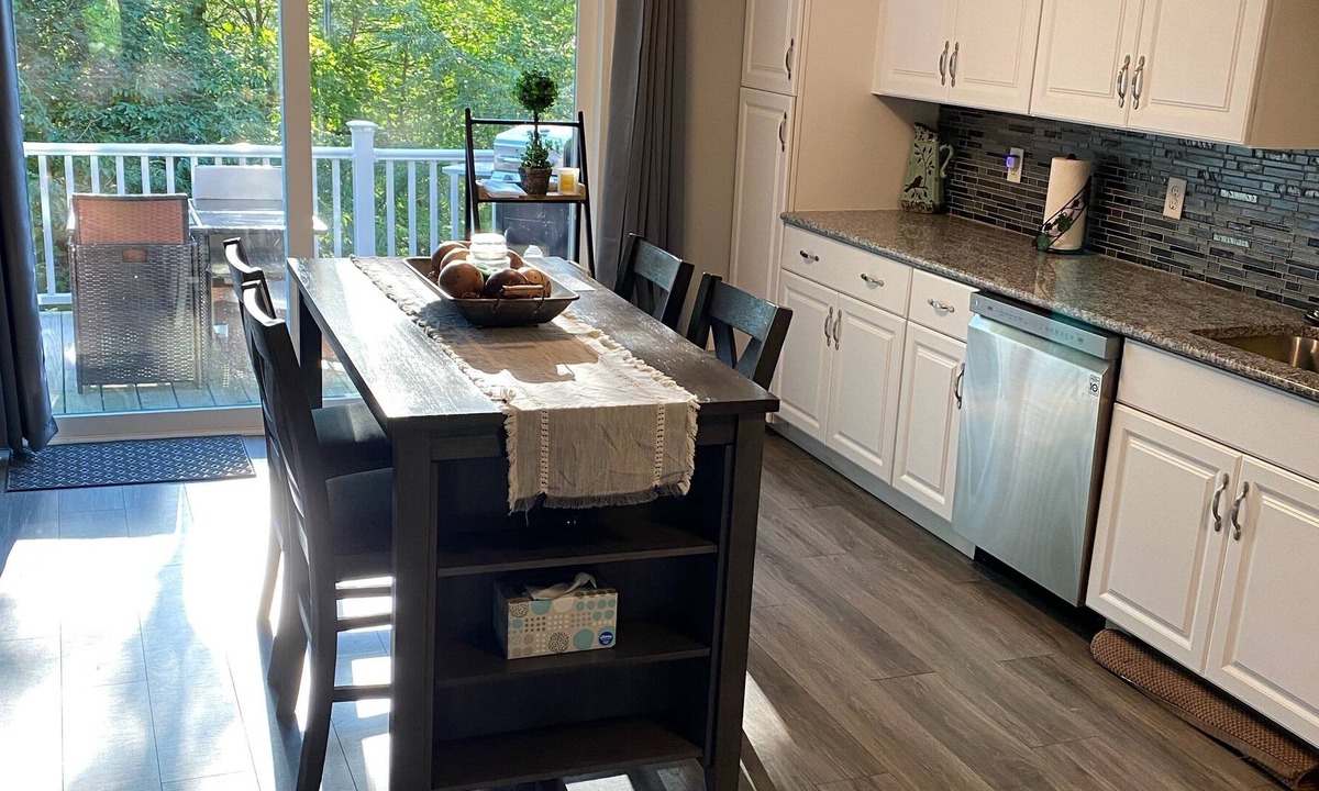 Town of Concord House | Relaxing 3 story townhouse