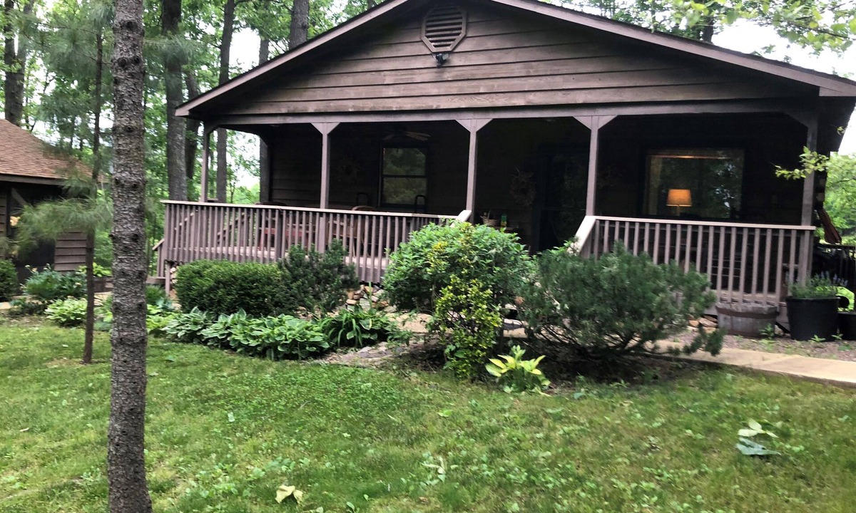 Vulcan Cabin | Relaxing 3B Log Home-15 min walk to the Black River!