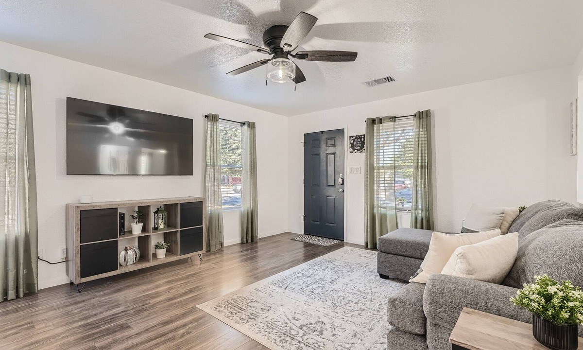 West San Antonio House | Relaxing 3BR w/Waffle Bar Lackland BMT Seaworld