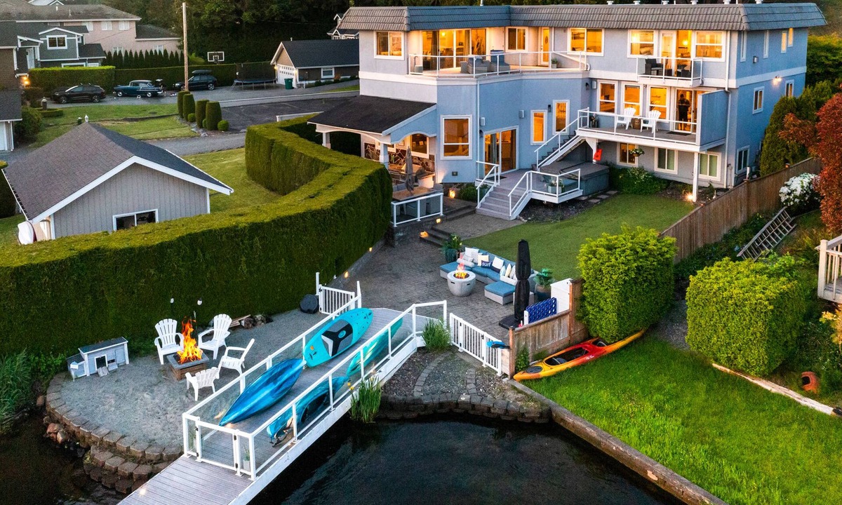 Lake Stevens House | Relaxing 4 bed, 4 bath, + private studio lakefront home on Lake Stevens!