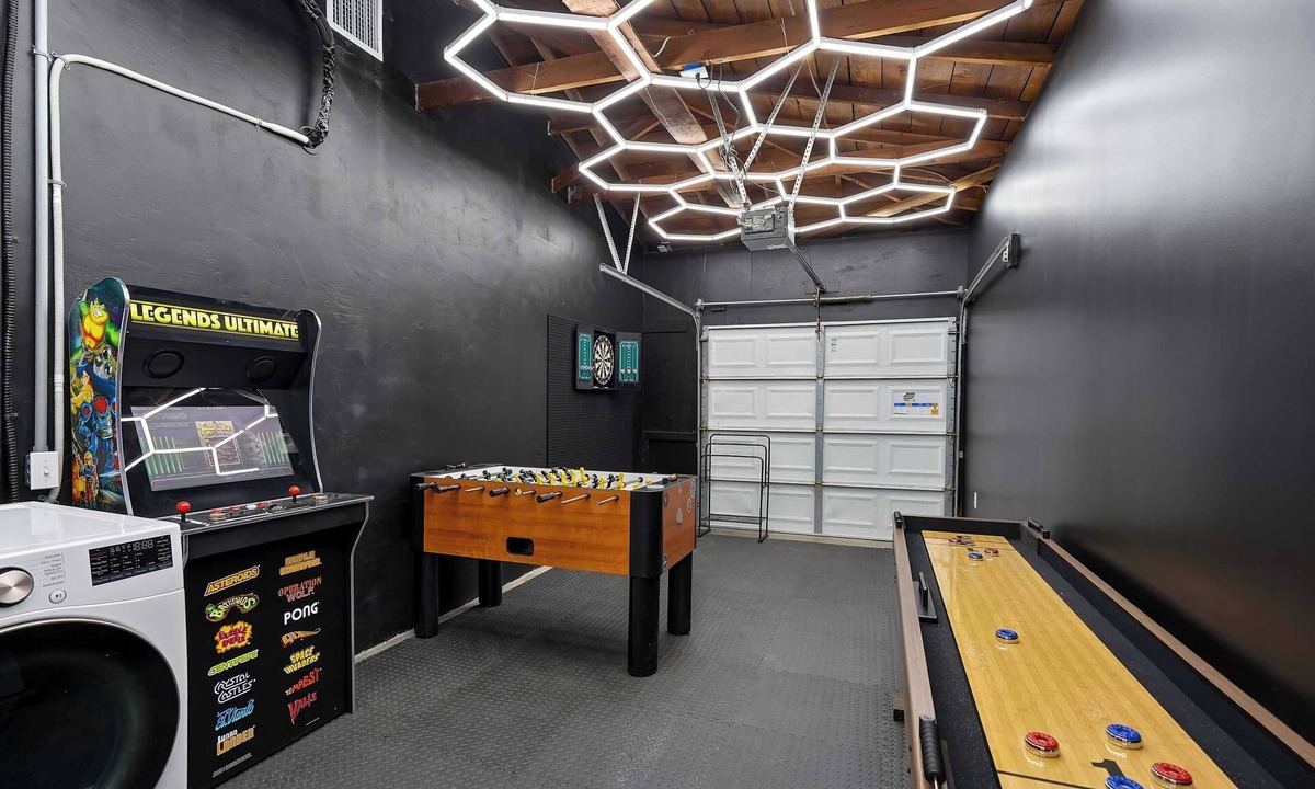 Lincoln Acres House | Relaxing 4BR Stay with Hot Tub, Games & Fire Pit