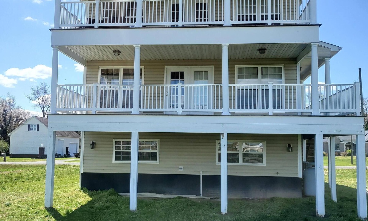 Mount Holly House | Relaxing at the river