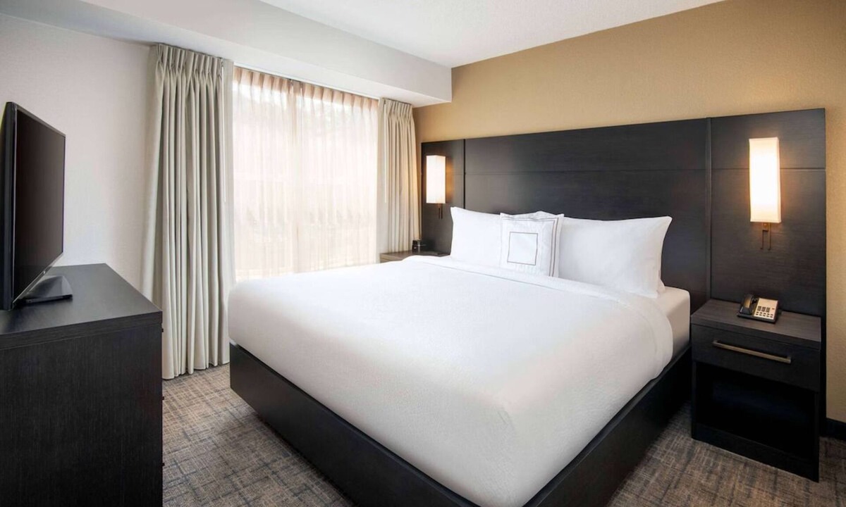 Town Center Hotel | Relaxing Atlanta Escape! 4 Modern 2BR Suites w/Pool, Gym, & Free Breakfast!