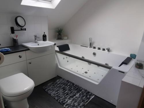 Whitstable House | Relaxing Attic Room with En-suite Jacuzzi bath